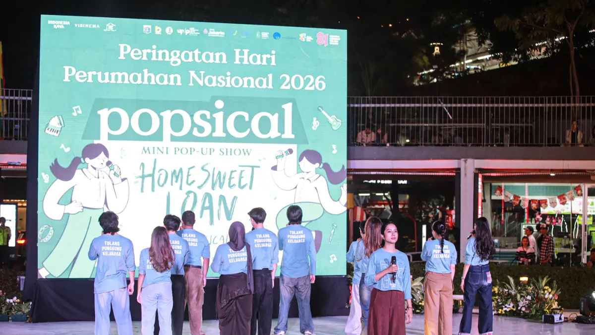 Sejumlah pemain Home Sweet Loan The Musical menampilkan Mini Pop Up Show di Taman Literasi Martha Tiahahu, Jakarta, Rabu (26/08/2026) malam. (Hanung Hambara/Jawa Pos)