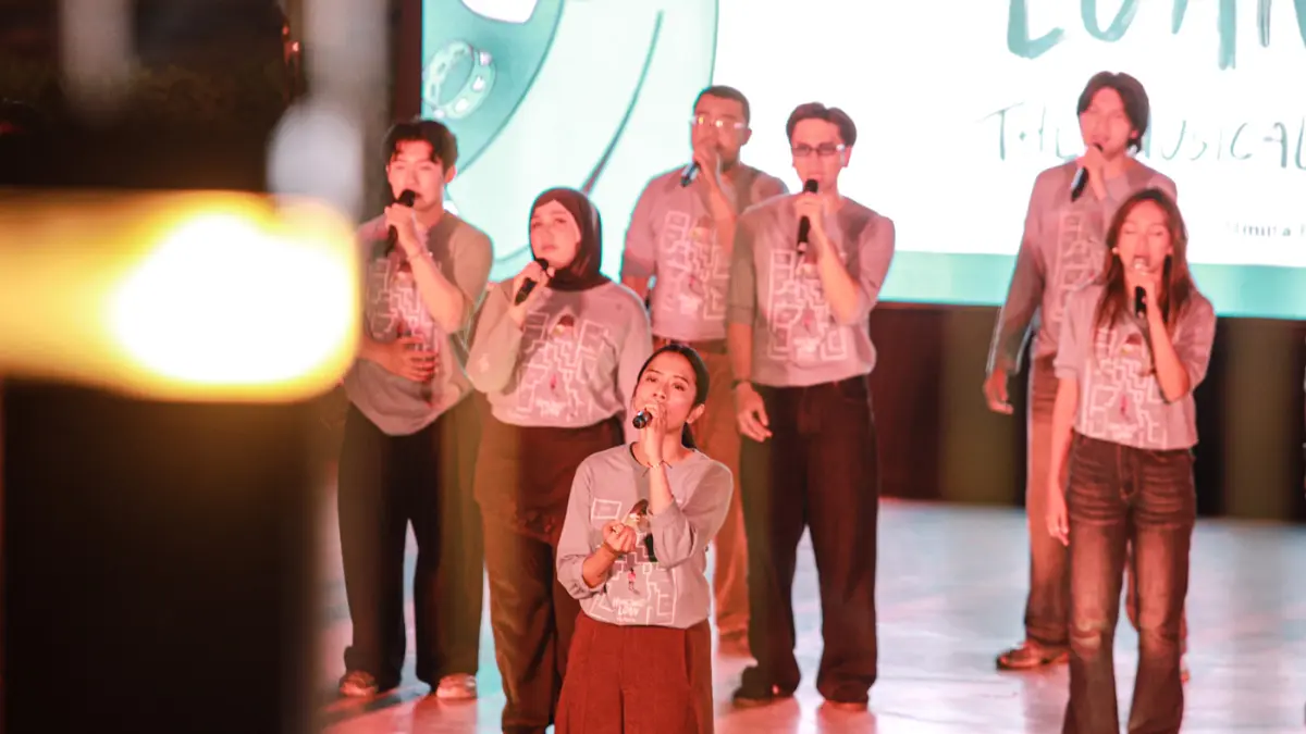 Sejumlah pemain Home Sweet Loan The Musical menampilkan Mini Pop Up Show di Taman Literasi Martha Tiahahu, Jakarta, Rabu (26/08/2026) malam. (Hanung Hambara/Jawa Pos)