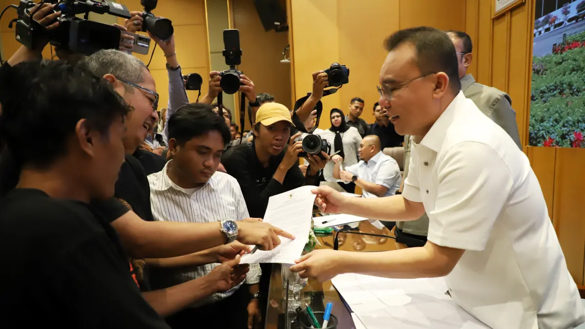 Wakil Ketua DPR Sufmi Dasco Ahmad bersama Saan Mustopa berjabat tangan dengan perwakilan Aliansi Masyarakat Pati Bersatu (AMPB) Teguh Istiyanto dan Supriyono alias Botok saat audiensi di Kompleks Parlemen, Senayan, Jakarta, Kamis (27/8/2026). (Dery Ridwan