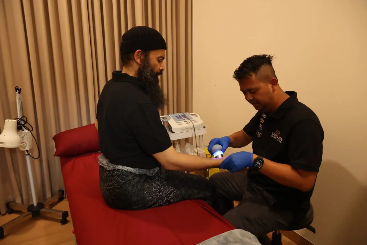 Ustadz Syafiq Riza Basalamah untuk mencoba layanan fisioterapi yang berlokasi di Samase Sport Club Bintaro. (Istimewa)