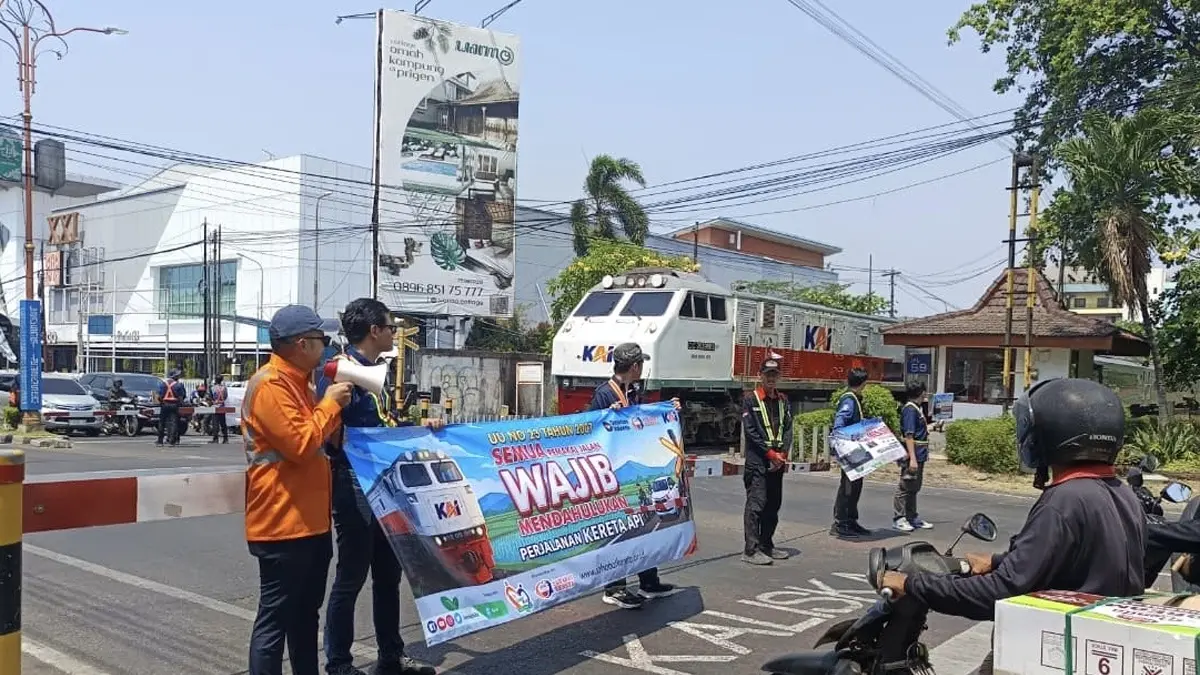 Cegah Kecelakaan,  KAI Daop 8 Surabaya Tutup Perlintasan Ilegal - Image
