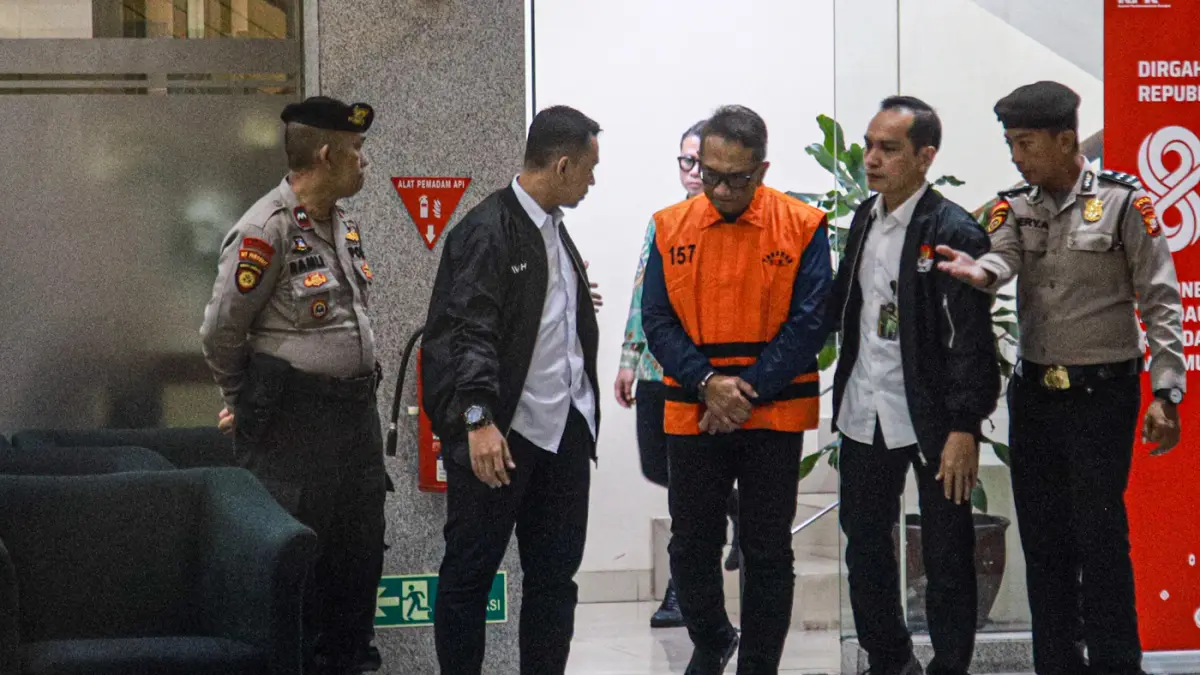 Kepala Kantor Pengawasan dan Pelayanan Bea dan Cukai (KPPBC) Kediri, Gatot Heroe Hernanda memakai rompi orange saat keluar KPK di Jakarta, Rabu (26/08/2026). (Hanung Hambara/Jawa Pos)