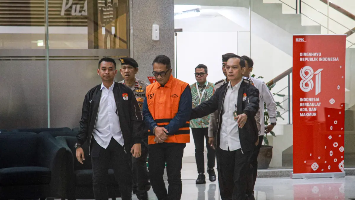 Kepala Kantor Pengawasan dan Pelayanan Bea dan Cukai (KPPBC) Kediri, Gatot Heroe Hernanda memakai rompi orange saat keluar KPK di Jakarta, Rabu (26/08/2026). (Hanung Hambara/Jawa Pos)