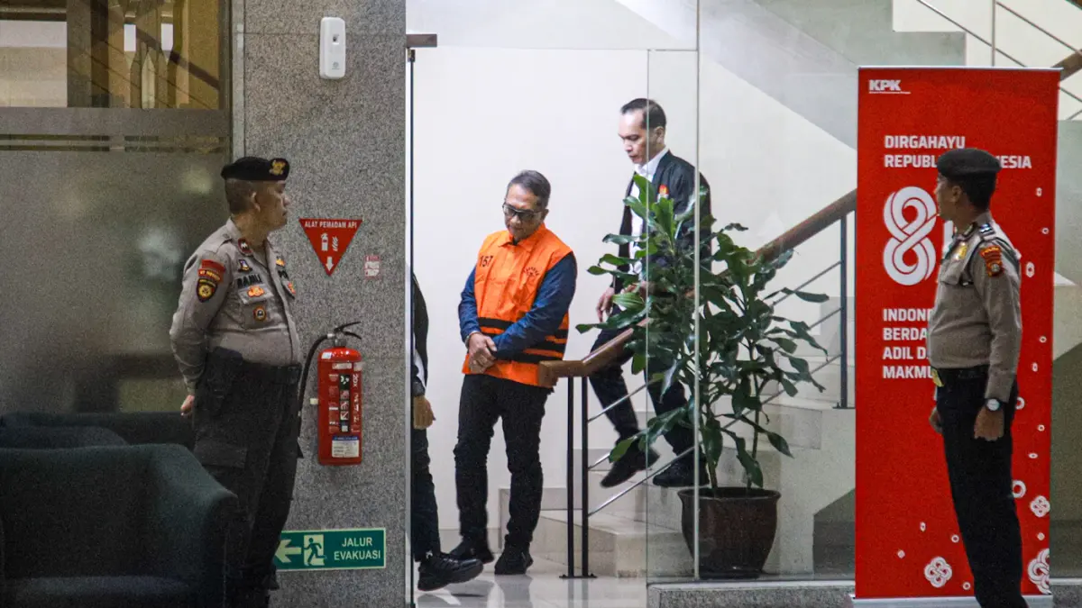 Kepala Kantor Pengawasan dan Pelayanan Bea dan Cukai (KPPBC) Kediri, Gatot Heroe Hernanda memakai rompi orange saat keluar KPK di Jakarta, Rabu (26/08/2026). (Hanung Hambara/Jawa Pos)