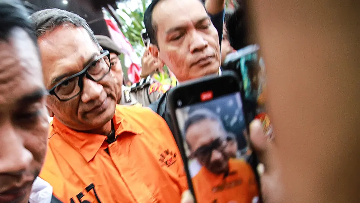 Kepala Kantor Pengawasan dan Pelayanan Bea dan Cukai (KPPBC) Kediri, Gatot Heroe Hernanda memakai rompi orange saat keluar KPK di Jakarta, Rabu (26/08/2026). (Hanung Hambara/Jawa Pos)