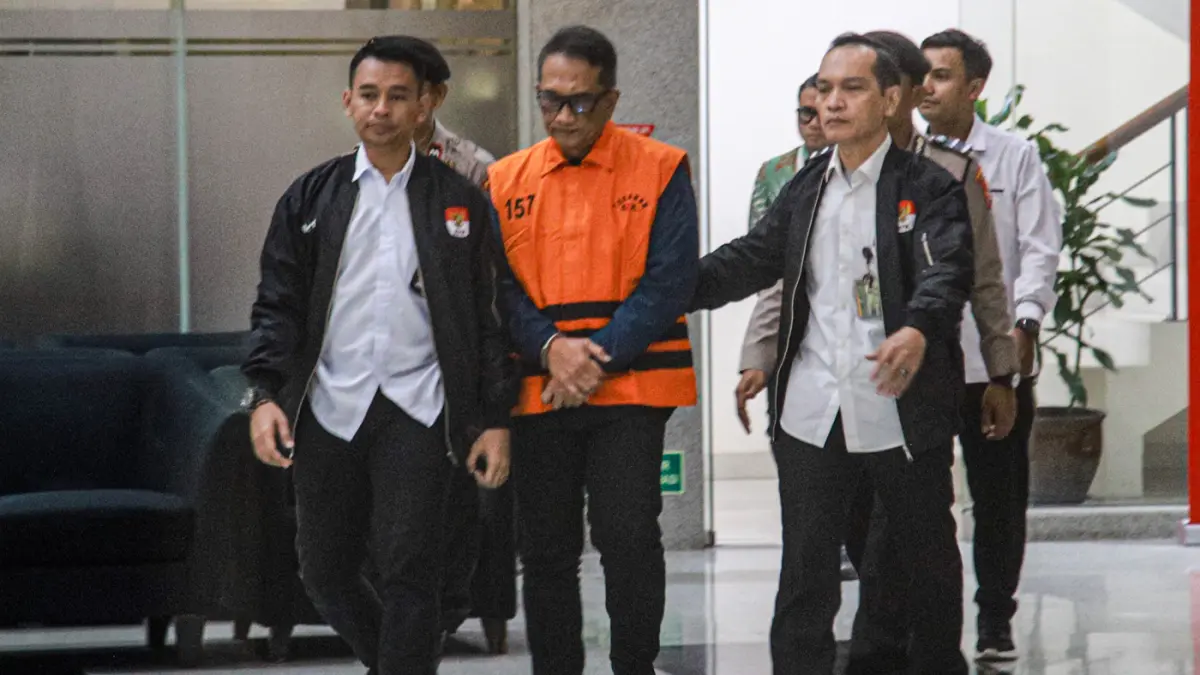 Kepala Kantor Pengawasan dan Pelayanan Bea dan Cukai (KPPBC) Kediri, Gatot Heroe Hernanda memakai rompi orange saat keluar KPK di Jakarta, Rabu (26/08/2026). (Hanung Hambara/Jawa Pos)