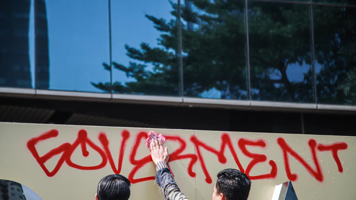 Pegawai Bank BNI membersihkan tembok yang terkena vadalisme usai demo kemarin di Menara BNI Pejompongan, Jalan Penjernihan, Jakarta, Jumat (28/08/2026).(Hanung Hambara/Jawa Pos)