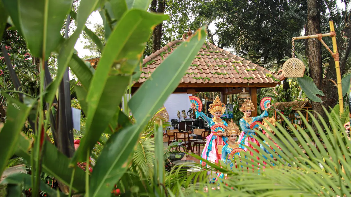 Pengunjung mengunjungi ragam taman dalam ajang Pameran Flora dan Fauna (Flona) Jakarta 2026 di Lapangan Banteng, Jakarta, Jumat (28/8/2026). (Hanung Hambara/Jawa Pos)