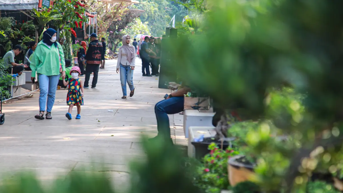 Pengunjung mengunjungi ragam taman dalam ajang Pameran Flora dan Fauna (Flona) Jakarta 2026 di Lapangan Banteng, Jakarta, Jumat (28/8/2026). (Hanung Hambara/Jawa Pos)