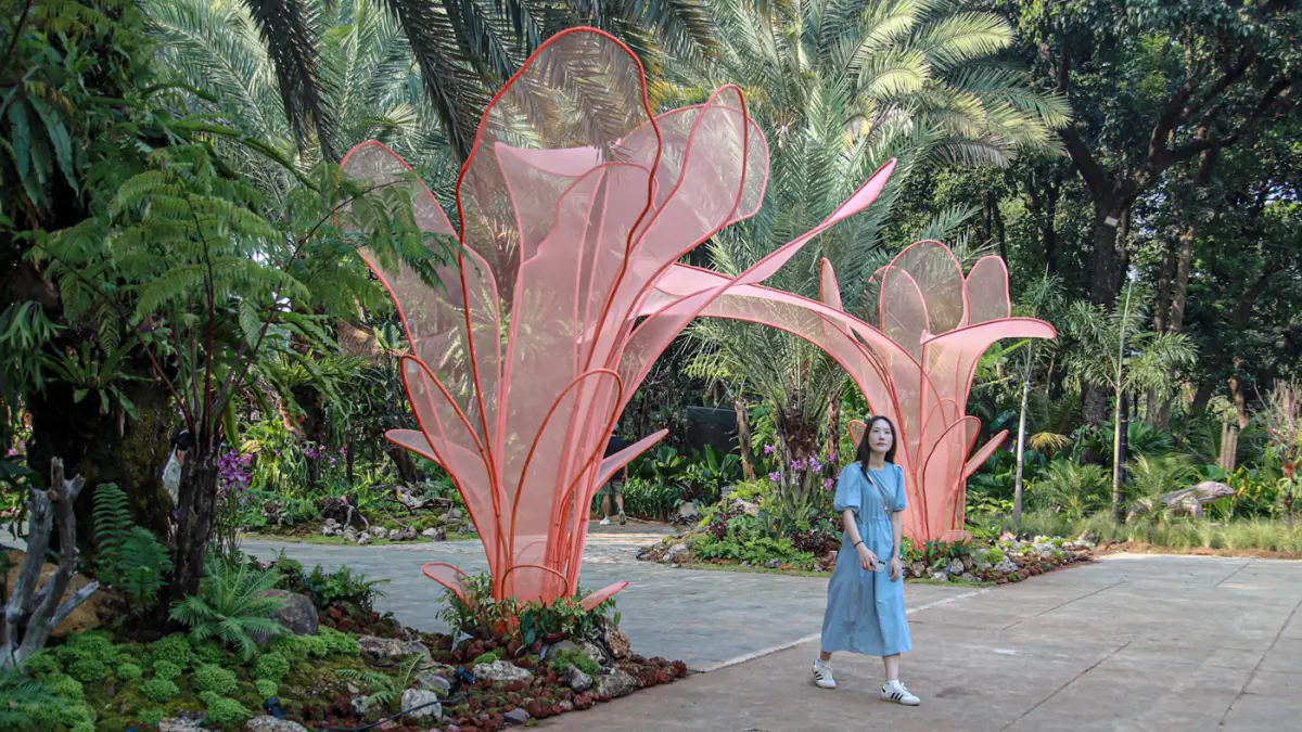 Pengunjung mengunjungi ragam taman dalam ajang Pameran Flora dan Fauna (Flona) Jakarta 2026 di Lapangan Banteng, Jakarta, Jumat (28/8/2026). (Hanung Hambara/Jawa Pos)