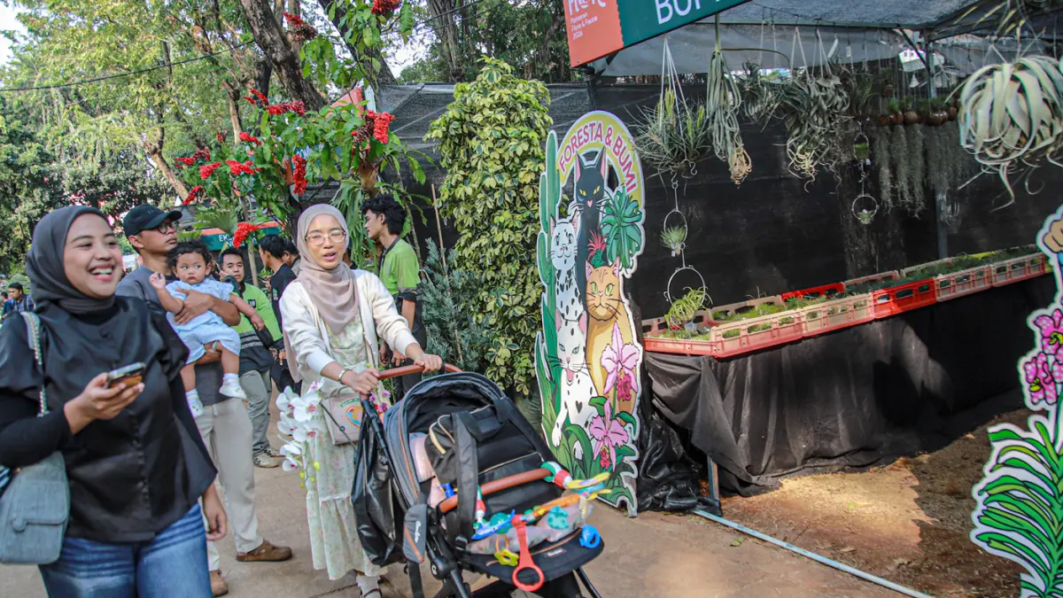 Pengunjung mengunjungi ragam taman dalam ajang Pameran Flora dan Fauna (Flona) Jakarta 2026 di Lapangan Banteng, Jakarta, Jumat (28/8/2026). (Hanung Hambara/Jawa Pos)