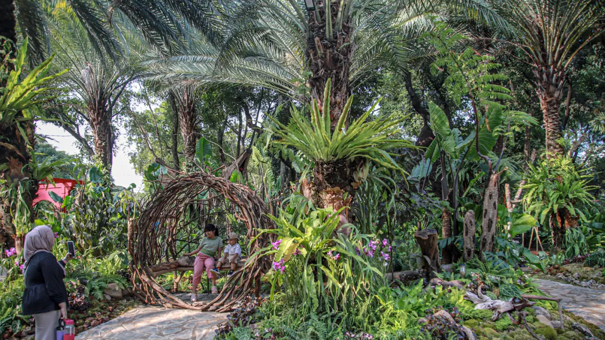 Pengunjung mengunjungi ragam taman dalam ajang Pameran Flora dan Fauna (Flona) Jakarta 2026 di Lapangan Banteng, Jakarta, Jumat (28/8/2026). (Hanung Hambara/Jawa Pos)