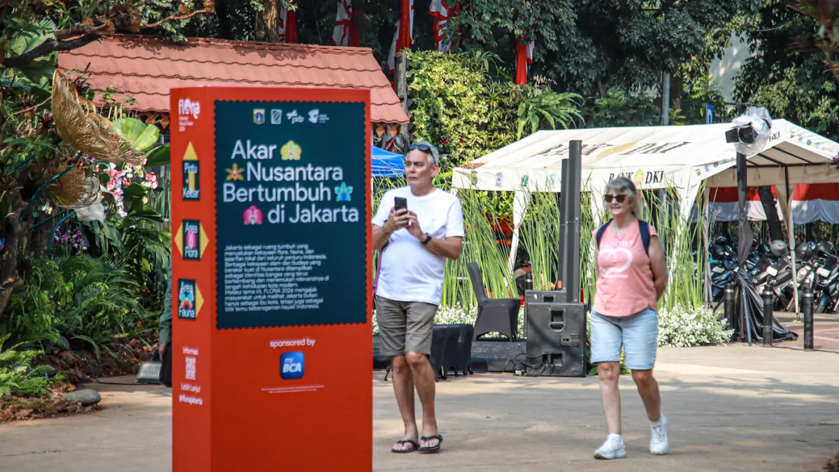 Pengunjung mengunjungi ragam taman dalam ajang Pameran Flora dan Fauna (Flona) Jakarta 2026 di Lapangan Banteng, Jakarta, Jumat (28/8/2026). (Hanung Hambara/Jawa Pos)