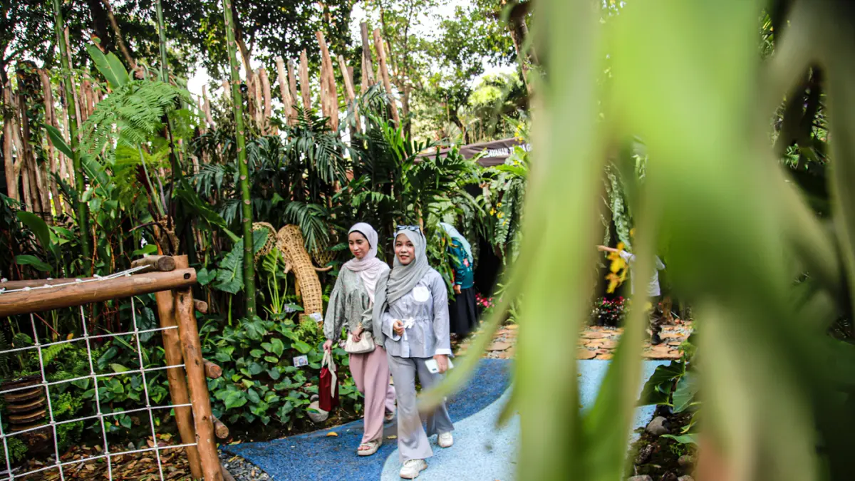 Pengunjung mengunjungi ragam taman dalam ajang Pameran Flora dan Fauna (Flona) Jakarta 2026 di Lapangan Banteng, Jakarta, Jumat (28/8/2026). (Hanung Hambara/Jawa Pos)