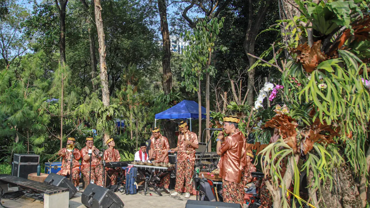 Pengunjung mengunjungi ragam taman dalam ajang Pameran Flora dan Fauna (Flona) Jakarta 2026 di Lapangan Banteng, Jakarta, Jumat (28/8/2026). (Hanung Hambara/Jawa Pos)