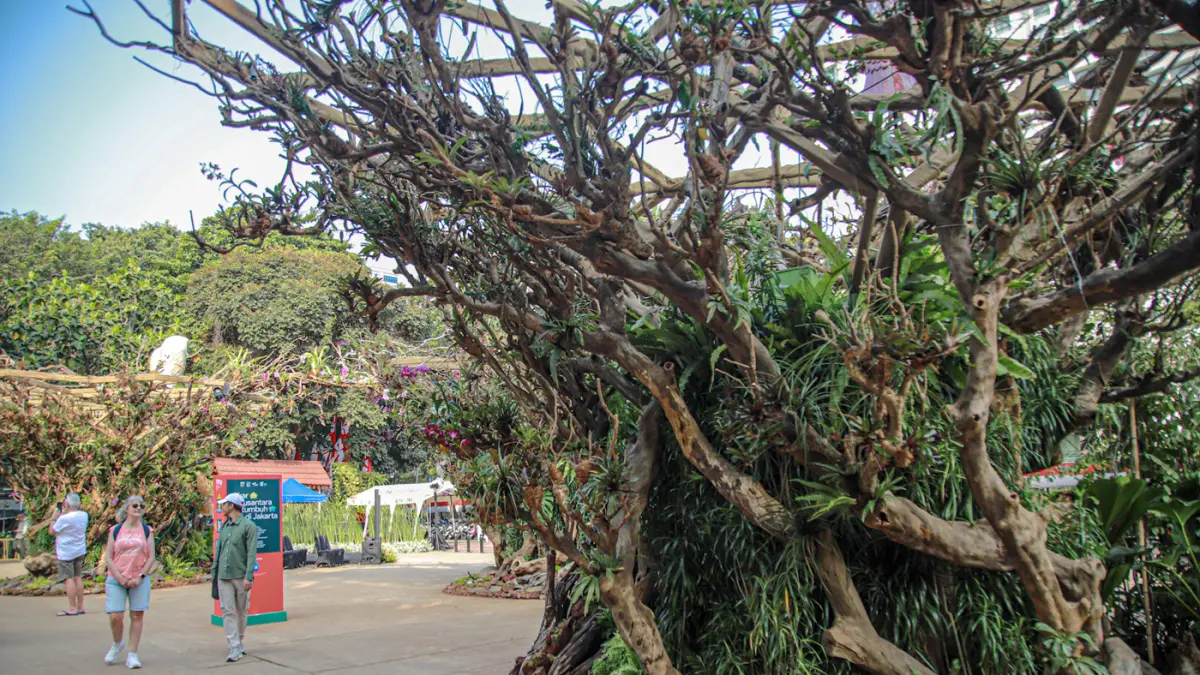 Pengunjung mengunjungi ragam taman dalam ajang Pameran Flora dan Fauna (Flona) Jakarta 2026 di Lapangan Banteng, Jakarta, Jumat (28/8/2026). (Hanung Hambara/Jawa Pos)