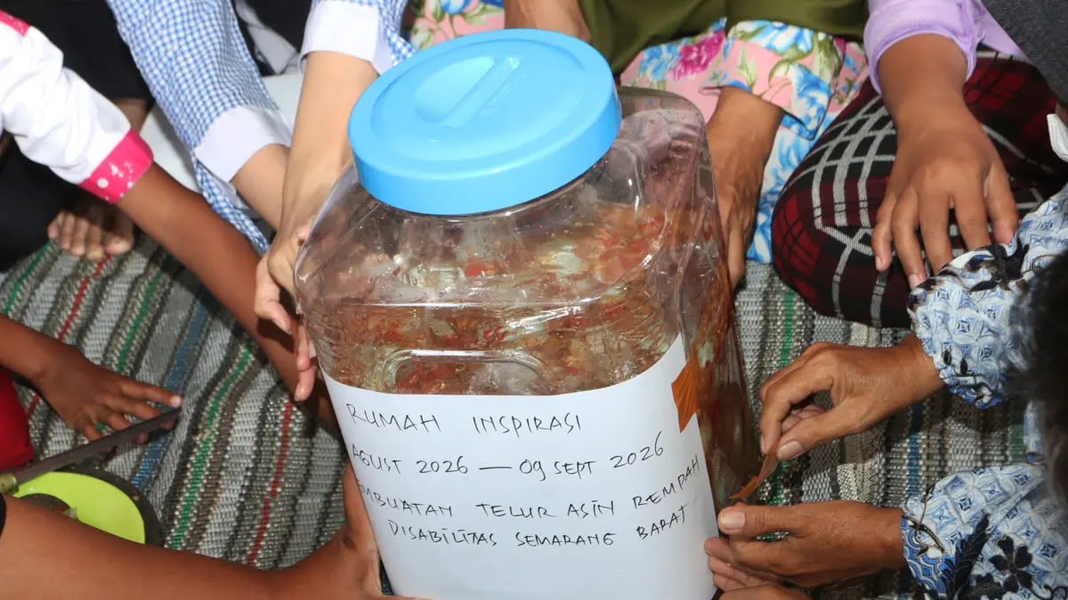 Peserta mempraktikkan cara membuat telur rempah dalam lokakarya kewirausahaan bagi perempuan dan disabilitas di Rumah Inklusif Kantor Kecamatan Semarang Barat, Semarang, Jawa Tengah, Rabu (26/8/2026)