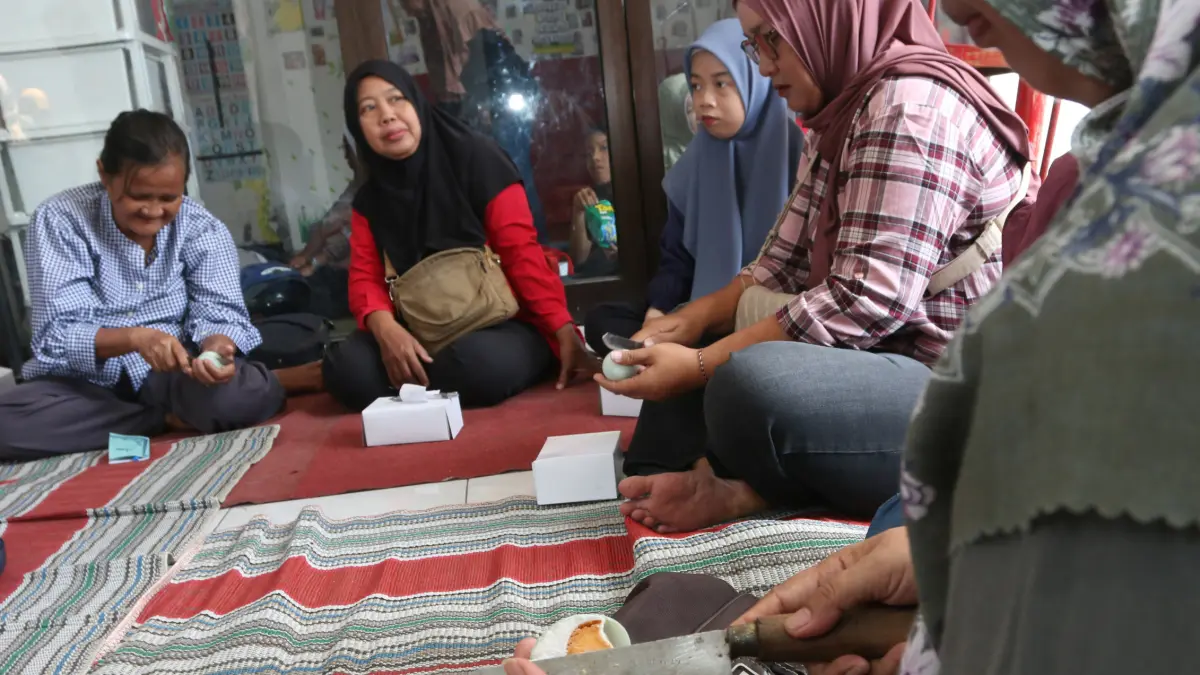 Peserta mempraktikkan cara membuat telur rempah dalam lokakarya kewirausahaan bagi perempuan dan disabilitas di Rumah Inklusif Kantor Kecamatan Semarang Barat, Semarang, Jawa Tengah, Rabu (26/8/2026)