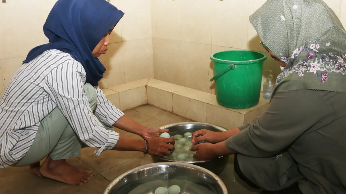 Peserta mempraktikkan cara membuat telur rempah dalam lokakarya kewirausahaan bagi perempuan dan disabilitas di Rumah Inklusif Kantor Kecamatan Semarang Barat, Semarang, Jawa Tengah, Rabu (26/8/2026)