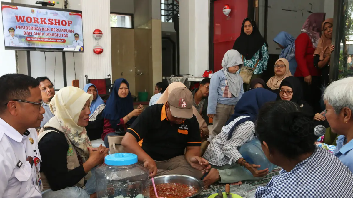 Peserta mempraktikkan cara membuat telur rempah dalam lokakarya kewirausahaan bagi perempuan dan disabilitas di Rumah Inklusif Kantor Kecamatan Semarang Barat, Semarang, Jawa Tengah, Rabu (26/8/2026)