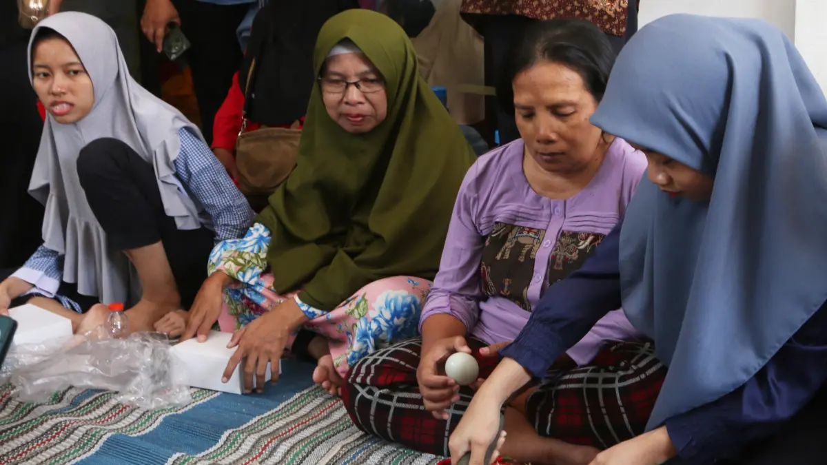 Peserta mempraktikkan cara membuat telur rempah dalam lokakarya kewirausahaan bagi perempuan dan disabilitas di Rumah Inklusif Kantor Kecamatan Semarang Barat, Semarang, Jawa Tengah, Rabu (26/8/2026)