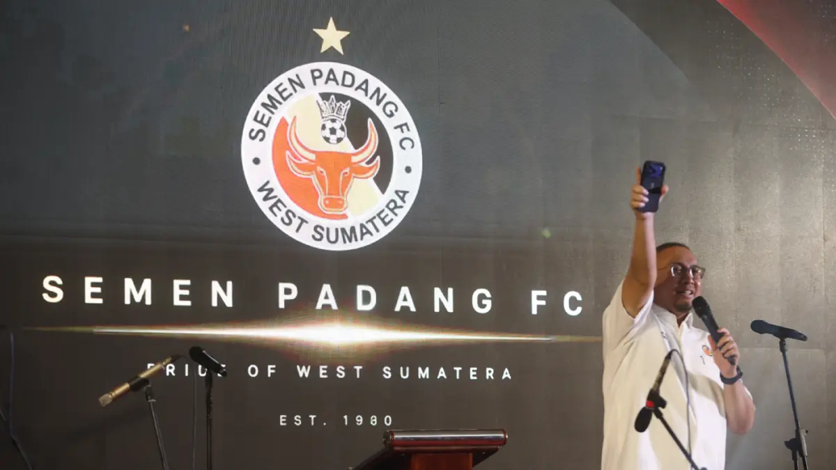 Presiden Semen Padang FC Andre Rosiade. (Dery Ridwansah/ JawaPos.com)