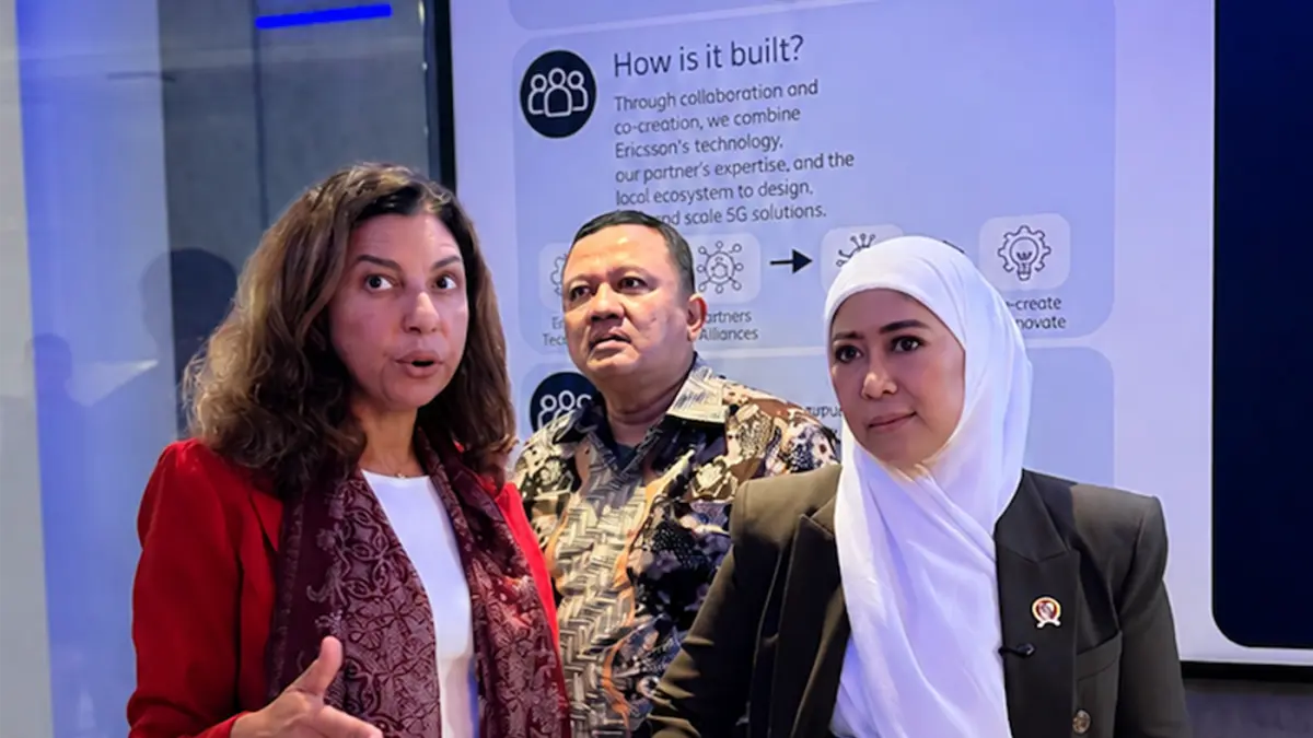 President Director Ericsson Indonesia, Nora Wahby, mendampingi Menteri Komunikasi dan Digital RI, Meutya Hafid mengunjungi Ericsson 5G Innovation Center (5GIC).