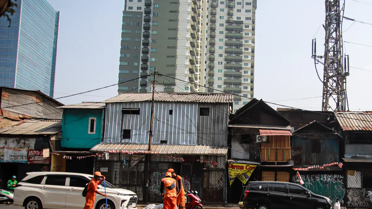 Sejumlah Anggota PPSU membersihkan sisa batu serta sampah sisa demo lainnya di Jalan Penjernihan, Jakarta, Jumat (28/08/2026). (Hanung Hambara/Jawa Pos)