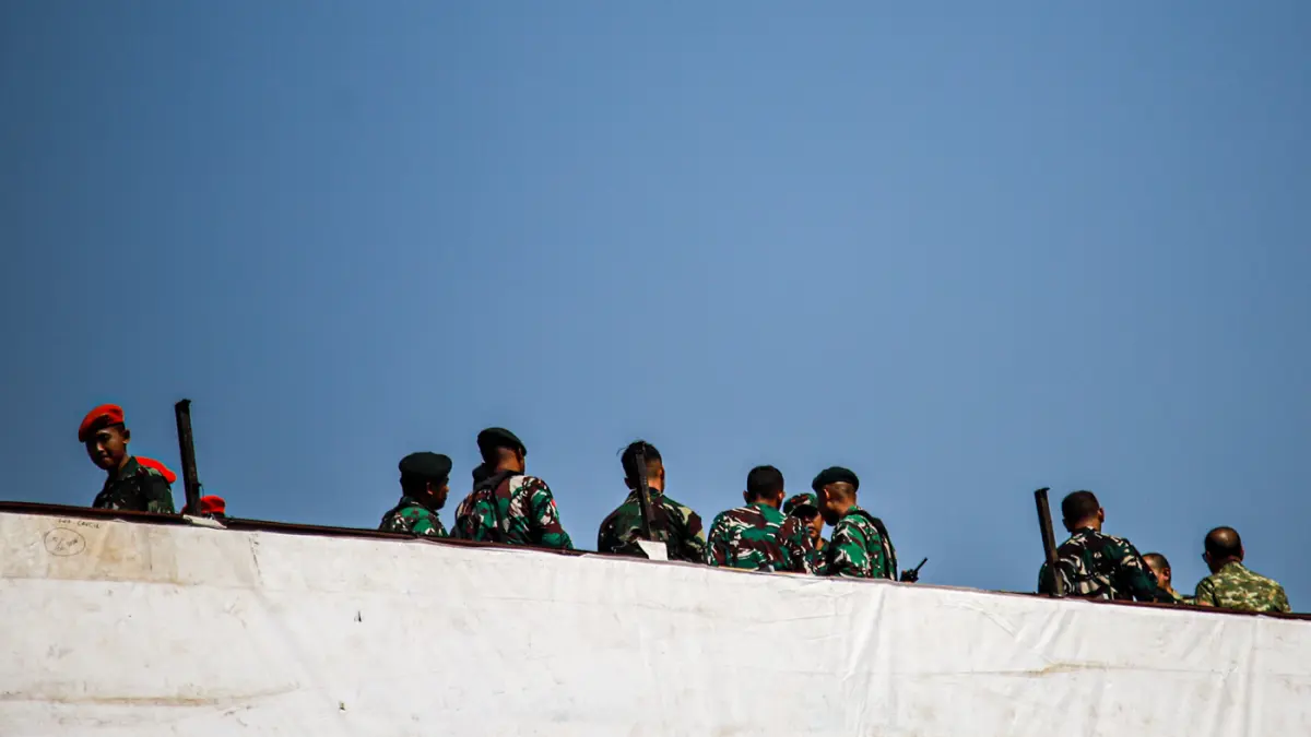 Sejumlah anggota TNI AU melakukan penyisiran pasca demo pagi hari di Jalan Penjernihan, Jakarta, Jumat (28/08/2026). (Hanung Hambara/Jawa Pos)