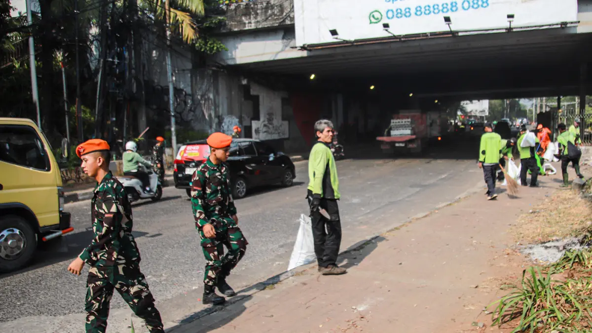 Sejumlah anggota TNI AU melakukan penyisiran pasca demo pagi hari di Jalan Penjernihan, Jakarta, Jumat (28/08/2026). (Hanung Hambara/Jawa Pos)