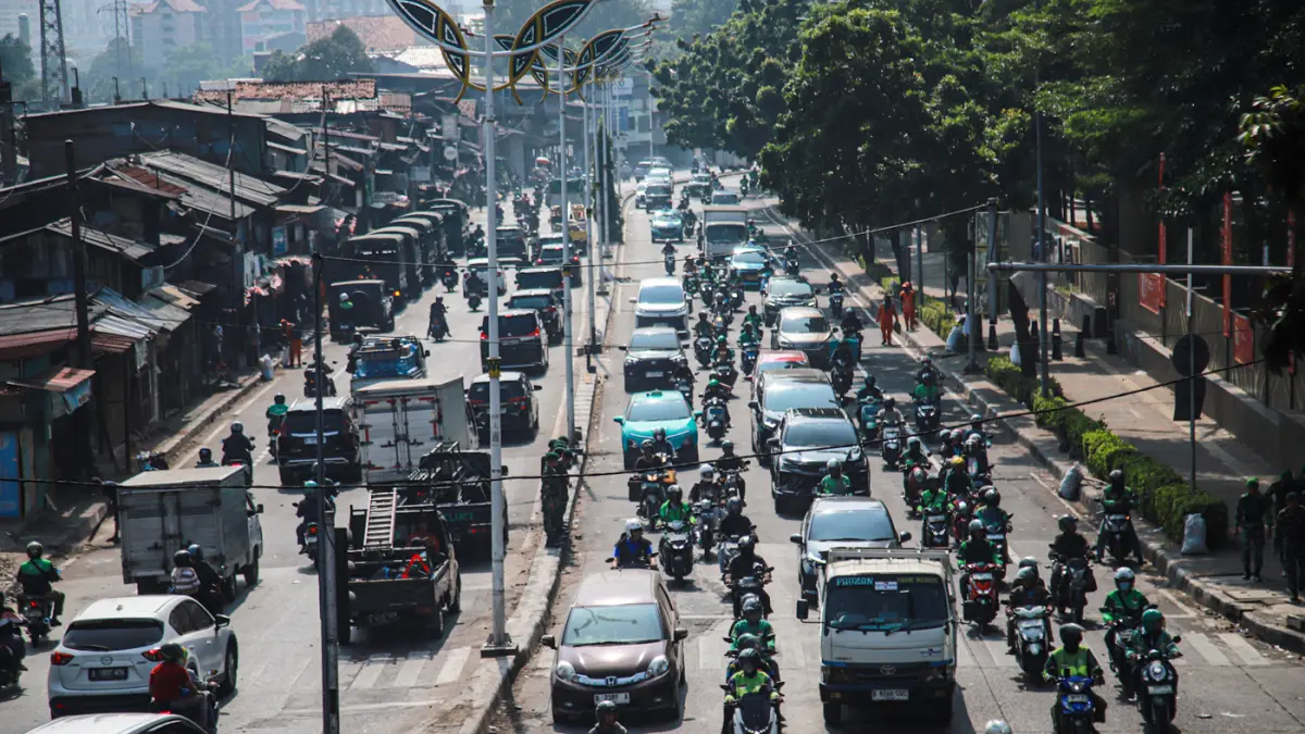 Sejumlah anggota TNI AU melakukan penyisiran pasca demo pagi hari di Jalan Penjernihan, Jakarta, Jumat (28/08/2026). (Hanung Hambara/Jawa Pos)