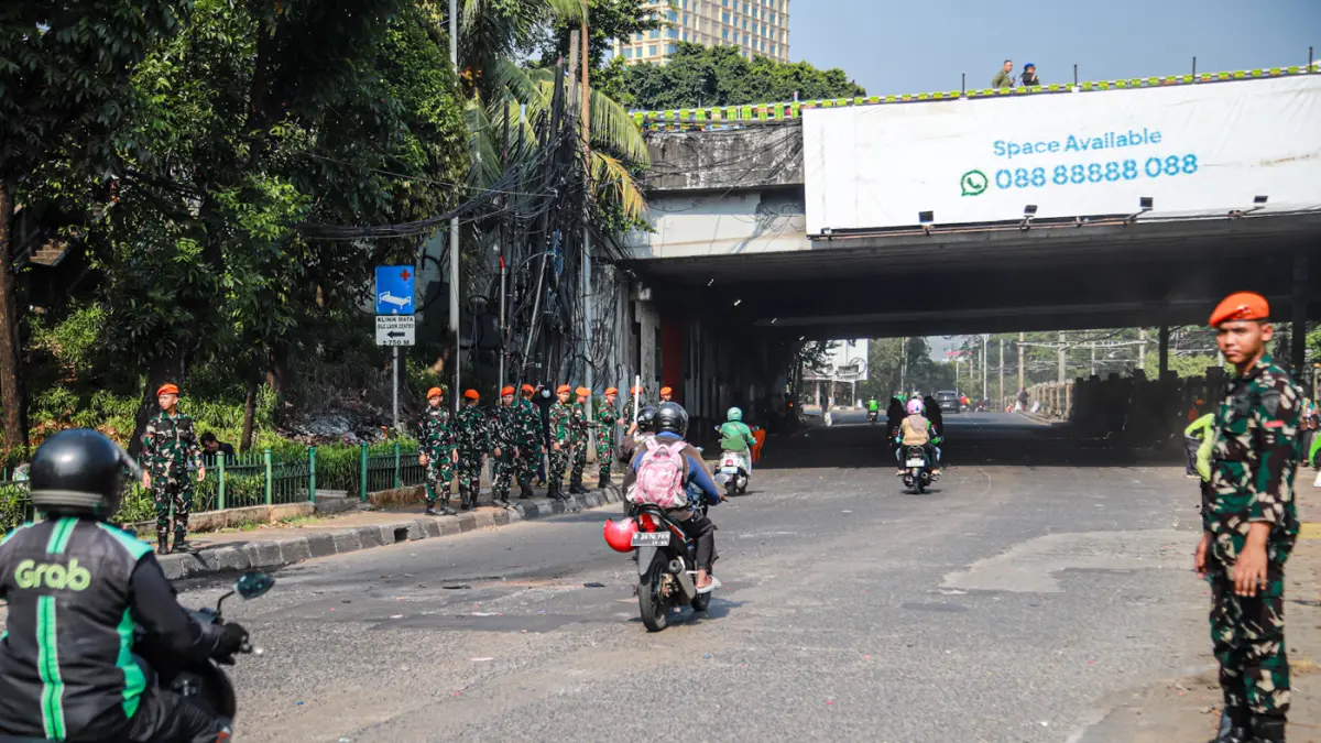 Sejumlah anggota TNI AU melakukan penyisiran pasca demo pagi hari di Jalan Penjernihan, Jakarta, Jumat (28/08/2026). (Hanung Hambara/Jawa Pos)
