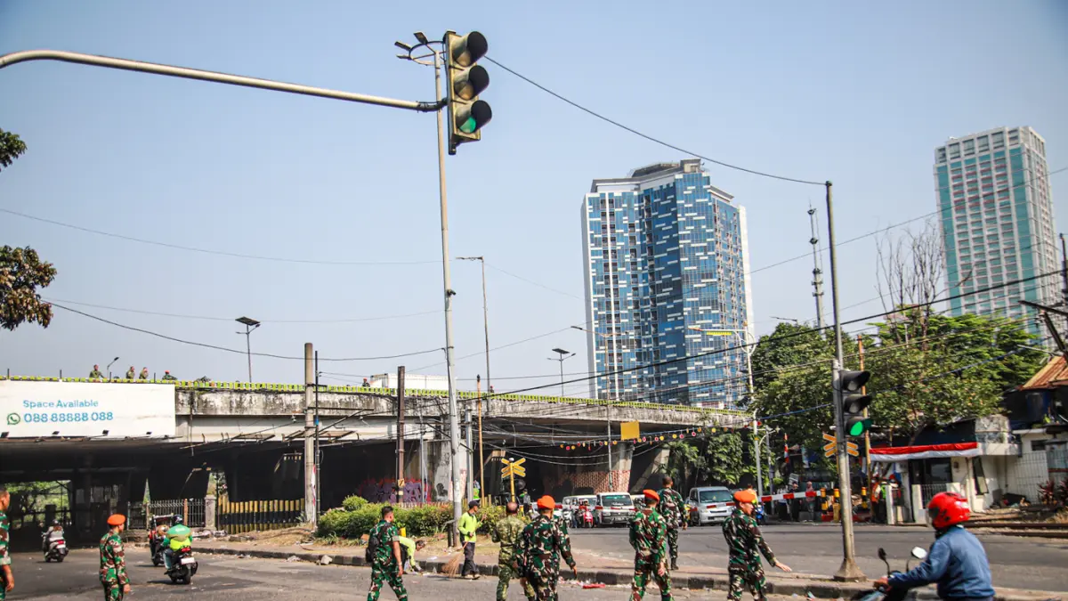 Sejumlah anggota TNI AU melakukan penyisiran pasca demo pagi hari di Jalan Penjernihan, Jakarta, Jumat (28/08/2026). (Hanung Hambara/Jawa Pos)