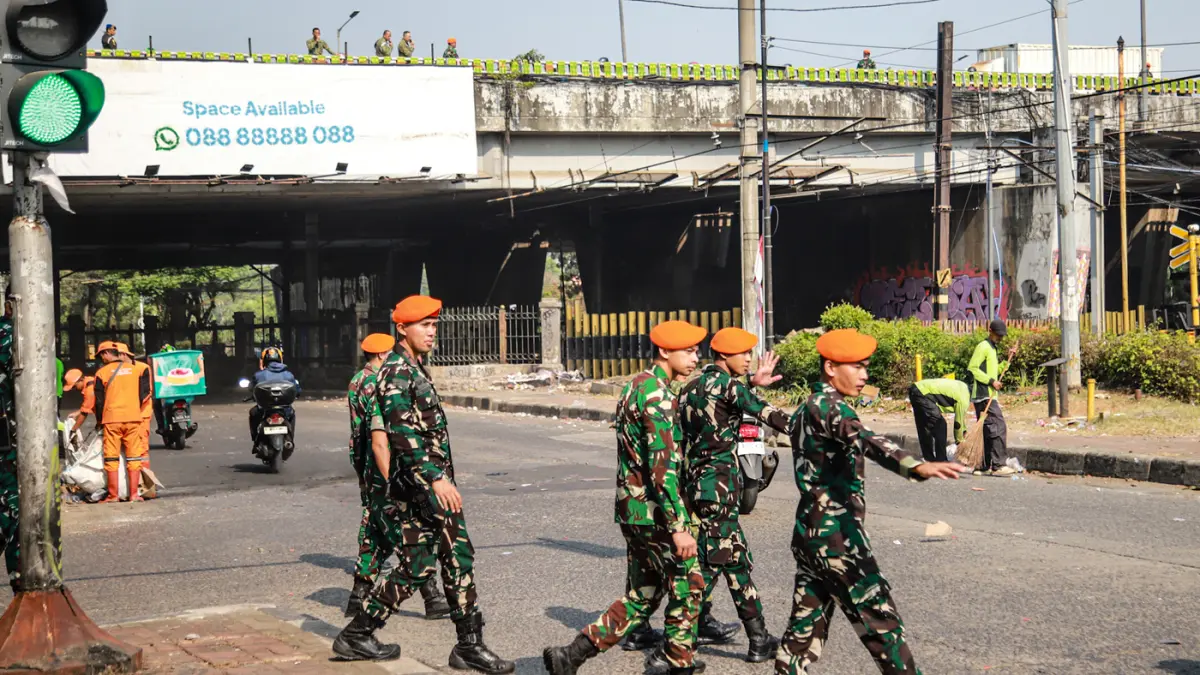 Sejumlah anggota TNI AU melakukan penyisiran pasca demo pagi hari di Jalan Penjernihan, Jakarta, Jumat (28/08/2026). (Hanung Hambara/Jawa Pos)