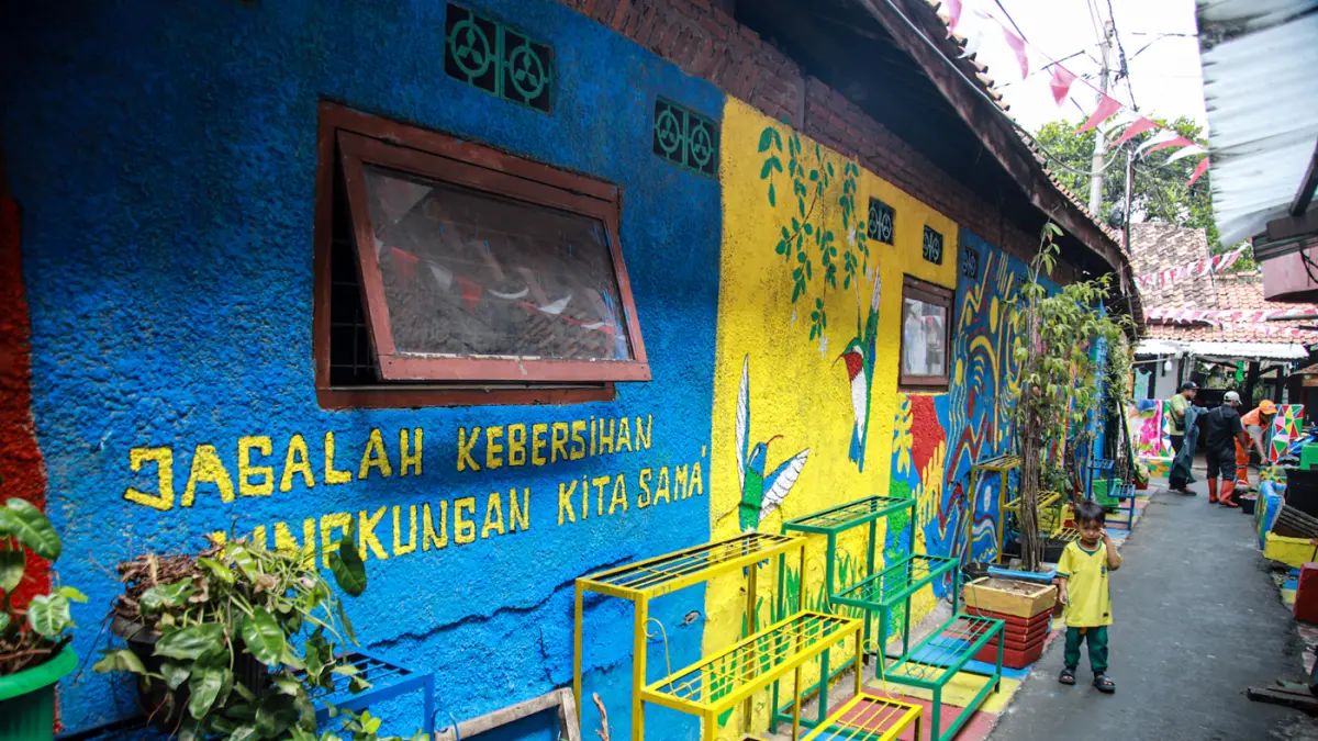 Sejumlah Penanganan Prasarana dan Sarana Umum (PPSU) melukis mural di Jalan Kali Pasir, Cikini, Jakarta, Rabu (26/08/2026). (Hanung Hambara/Jawa Pos)