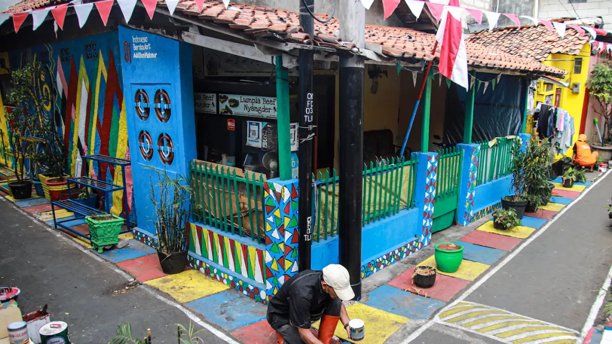 Sejumlah Penanganan Prasarana dan Sarana Umum (PPSU) melukis mural di Jalan Kali Pasir, Cikini, Jakarta, Rabu (26/08/2026). (Hanung Hambara/Jawa Pos)