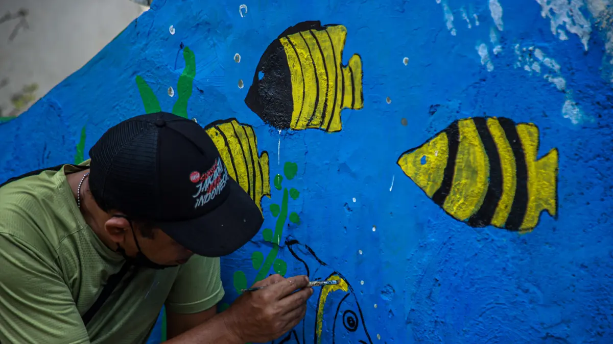 Sejumlah Penanganan Prasarana dan Sarana Umum (PPSU) melukis mural di Jalan Kali Pasir, Cikini, Jakarta, Rabu (26/08/2026). (Hanung Hambara/Jawa Pos)