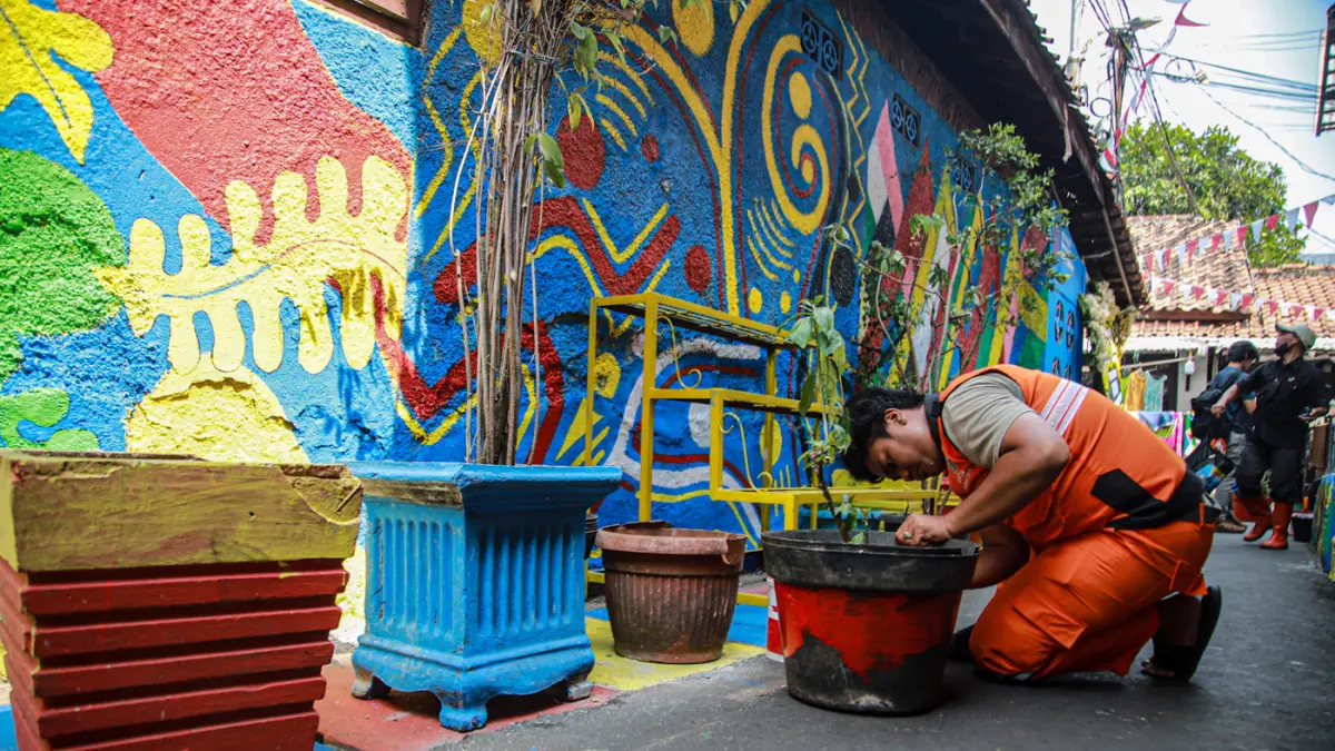 Sejumlah Penanganan Prasarana dan Sarana Umum (PPSU) melukis mural di Jalan Kali Pasir, Cikini, Jakarta, Rabu (26/08/2026). (Hanung Hambara/Jawa Pos)