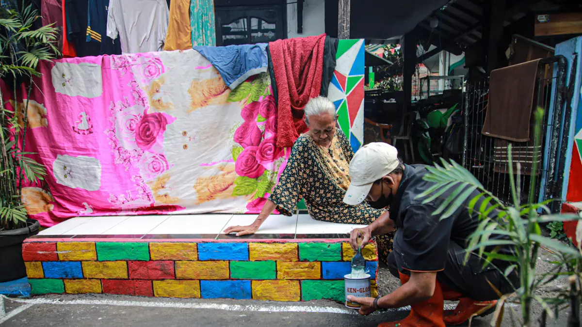 Sejumlah Penanganan Prasarana dan Sarana Umum (PPSU) melukis mural di Jalan Kali Pasir, Cikini, Jakarta, Rabu (26/08/2026). (Hanung Hambara/Jawa Pos)