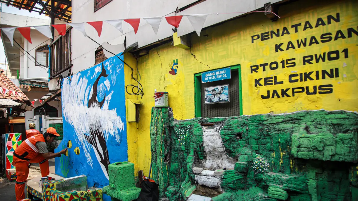 Sejumlah Penanganan Prasarana dan Sarana Umum (PPSU) melukis mural di Jalan Kali Pasir, Cikini, Jakarta, Rabu (26/08/2026). (Hanung Hambara/Jawa Pos)