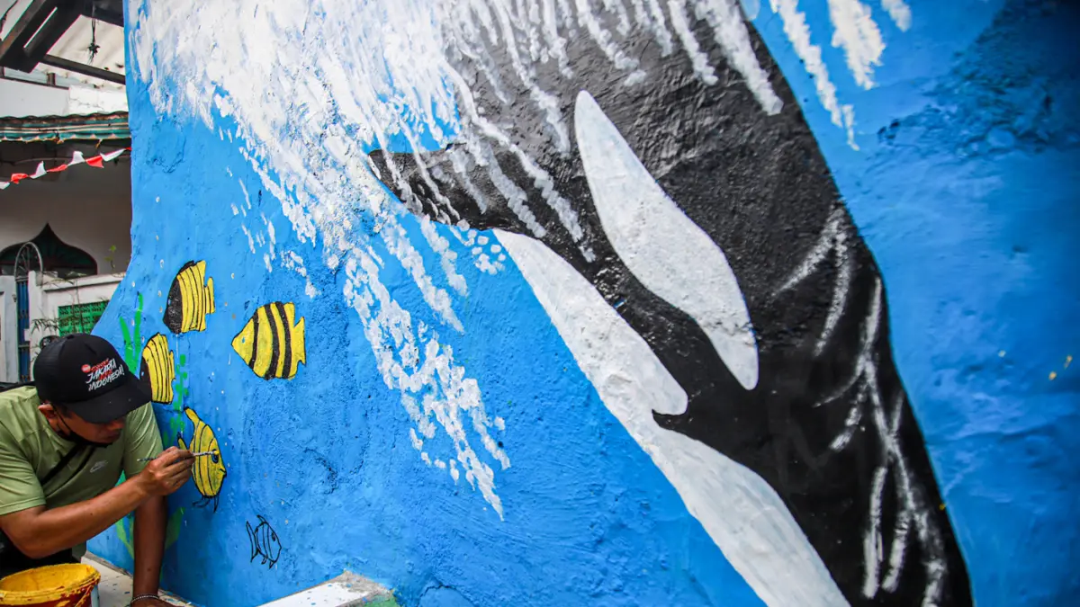 Sejumlah Penanganan Prasarana dan Sarana Umum (PPSU) melukis mural di Jalan Kali Pasir, Cikini, Jakarta, Rabu (26/08/2026). (Hanung Hambara/Jawa Pos)