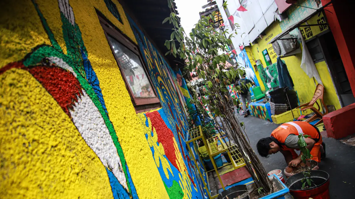 Sejumlah Penanganan Prasarana dan Sarana Umum (PPSU) melukis mural di Jalan Kali Pasir, Cikini, Jakarta, Rabu (26/08/2026). (Hanung Hambara/Jawa Pos)