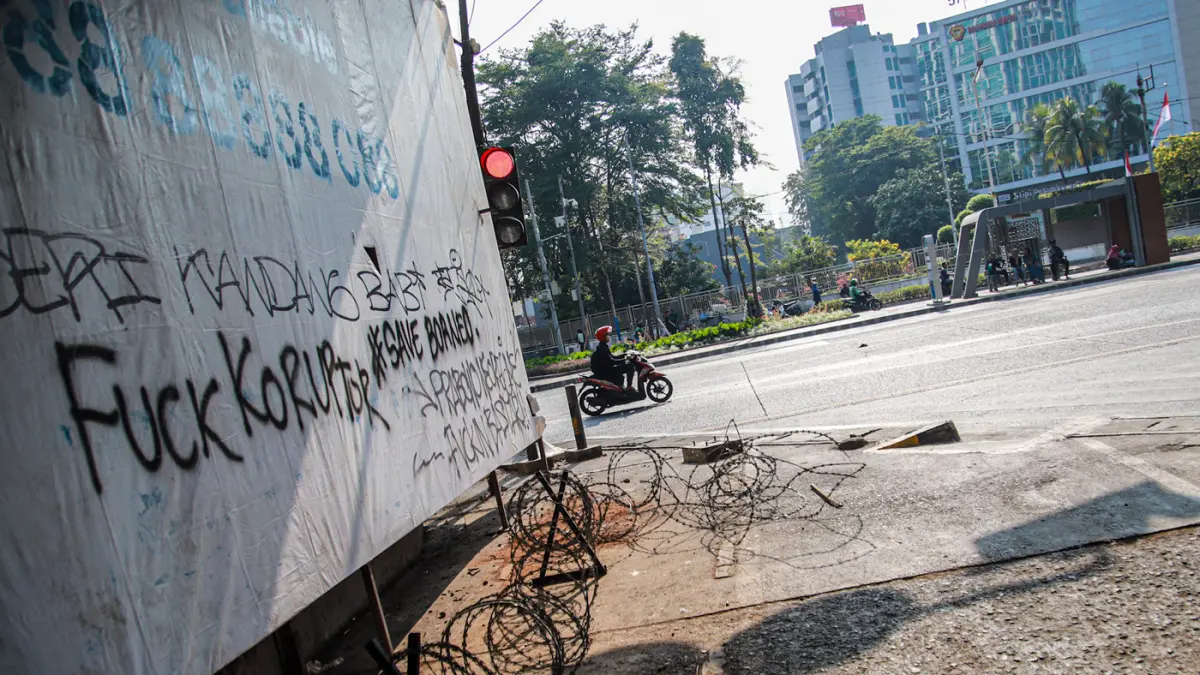 Sisa sampah serta barier transjakarta yang berantakan di jalan Gatot Subroto, Jakarta, Jumat (28/08/2026). (Hanung Hambara/Jawa Pos)