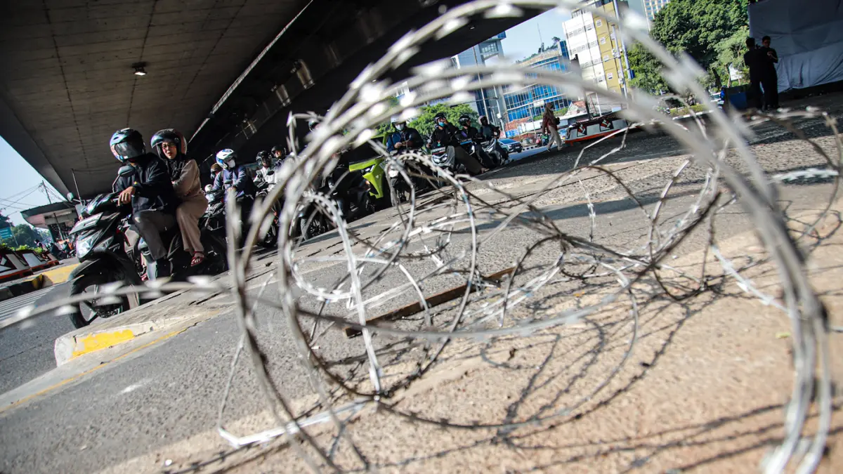 Sisa sampah serta barier transjakarta yang berantakan di jalan Gatot Subroto, Jakarta, Jumat (28/08/2026). (Hanung Hambara/Jawa Pos)