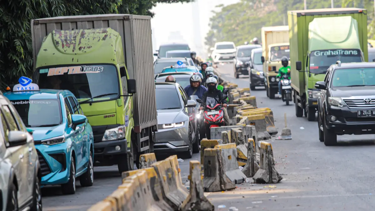 Sisa sampah serta barier transjakarta yang berantakan di jalan Gatot Subroto, Jakarta, Jumat (28/08/2026). (Hanung Hambara/Jawa Pos)