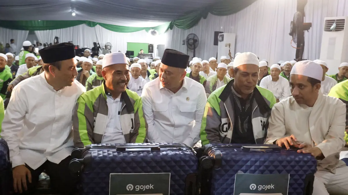 Menhub Dudy Dampingi Pelepasan 70 Driver Ojek Online Untuk Umroh - Image