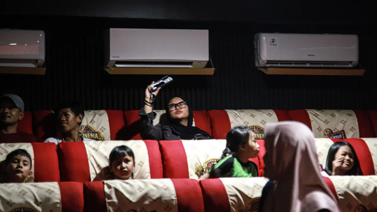 Sejumlah warga memadati bioskop mini atau Jaksinema di Rusun Pasar Rumput, Jakarta, Minggu (30/08/2026). (Hanung Hambara/Jawa Pos)