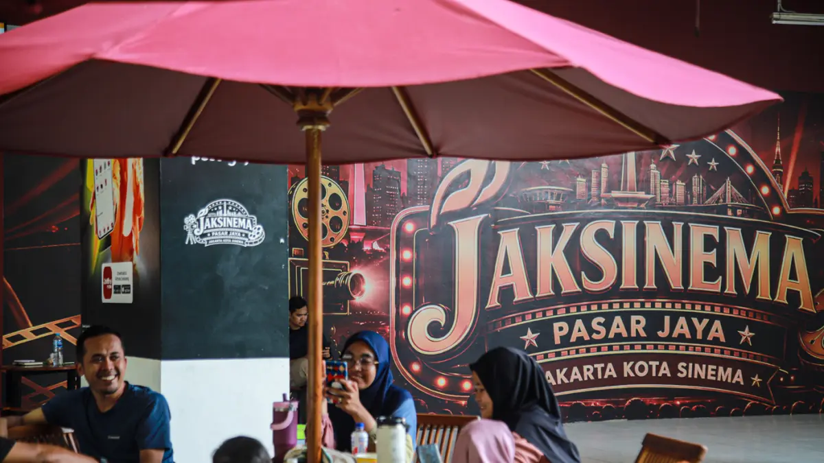 Sejumlah warga memadati bioskop mini atau Jaksinema di Rusun Pasar Rumput, Jakarta, Minggu (30/08/2026). (Hanung Hambara/Jawa Pos)