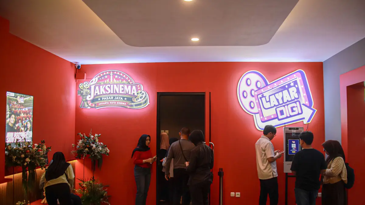 Sejumlah warga memadati bioskop mini atau Jaksinema di Rusun Pasar Rumput, Jakarta, Minggu (30/08/2026). (Hanung Hambara/Jawa Pos)