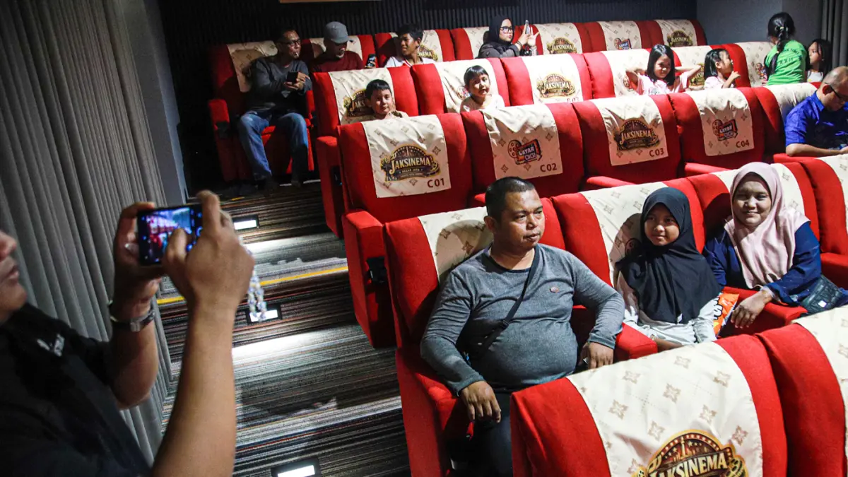 Sejumlah warga memadati bioskop mini atau Jaksinema di Rusun Pasar Rumput, Jakarta, Minggu (30/08/2026). (Hanung Hambara/Jawa Pos)